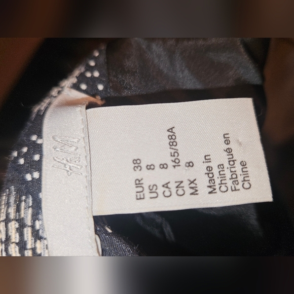 H&M Black and White Patterned Midi Dress. Size  8. Flare Skirt - Picture 3 of 9